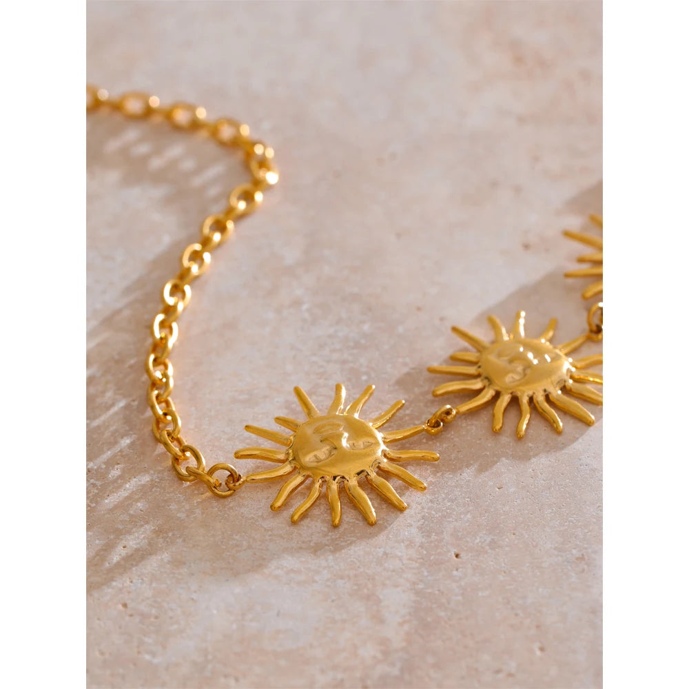 Sun geometric chain necklace in 18K gold-plated stainless steel.