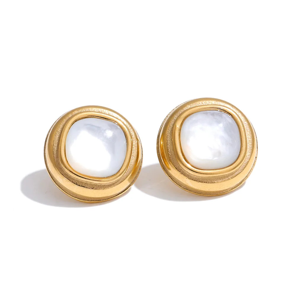 Shell geometric earrings in gold-plated stainless steel with shell.