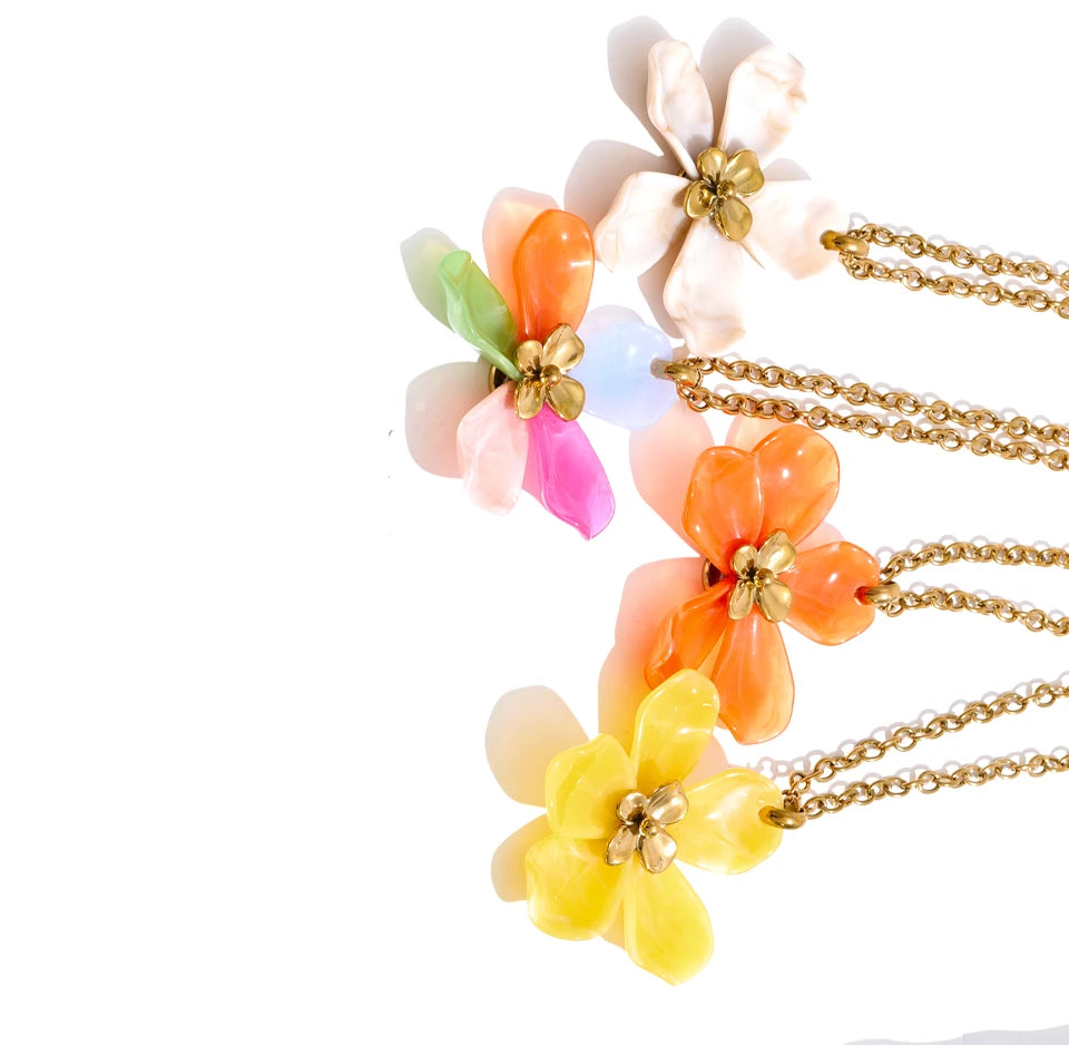 Resin acrylic flower necklace in gold-plated stainless steel with resin and acrylic.