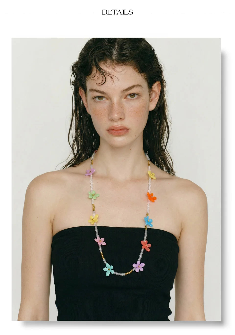 Pearl resin flower necklace in gold-plated stainless steel with pearl and resin.