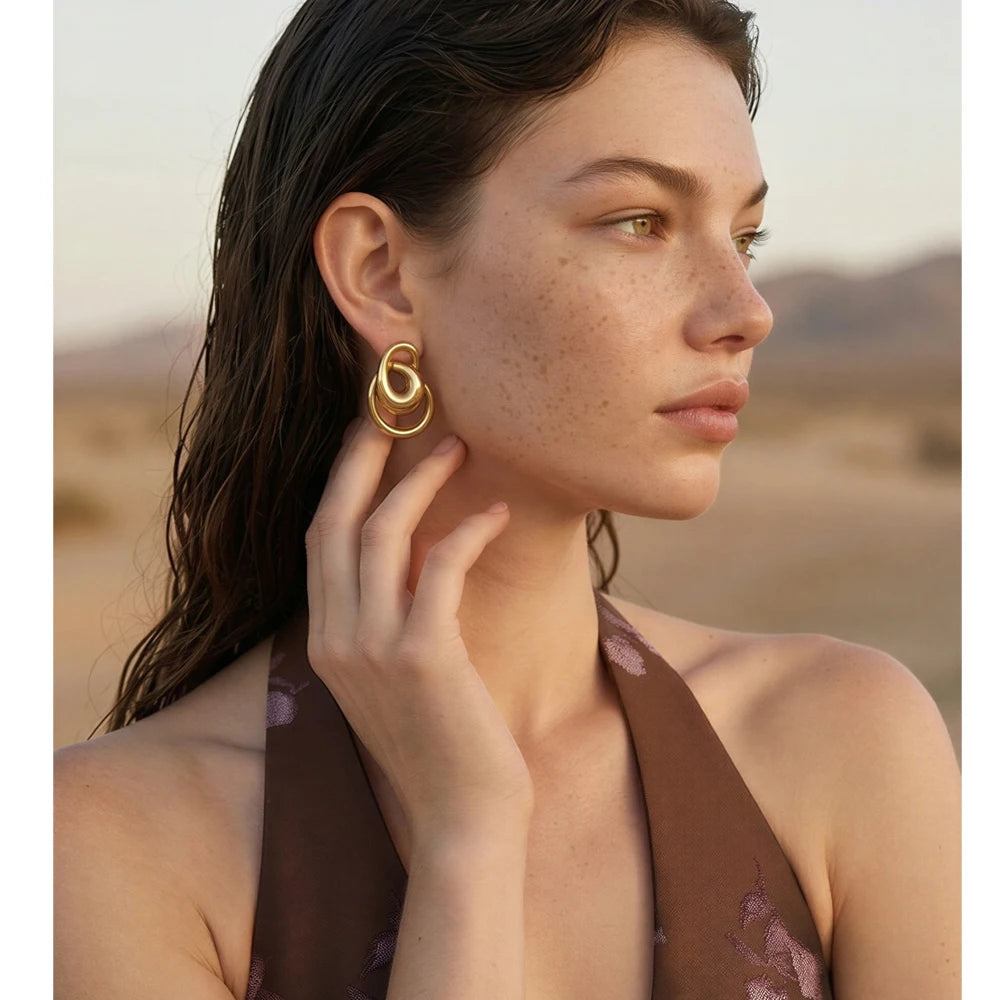 Geometric earrings in gold-plated stainless steel.