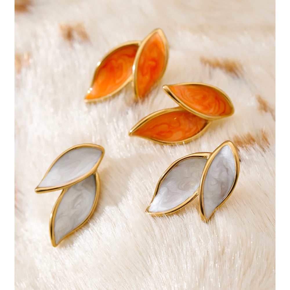 White enamel earrings in gold-plated stainless steel with enamel.