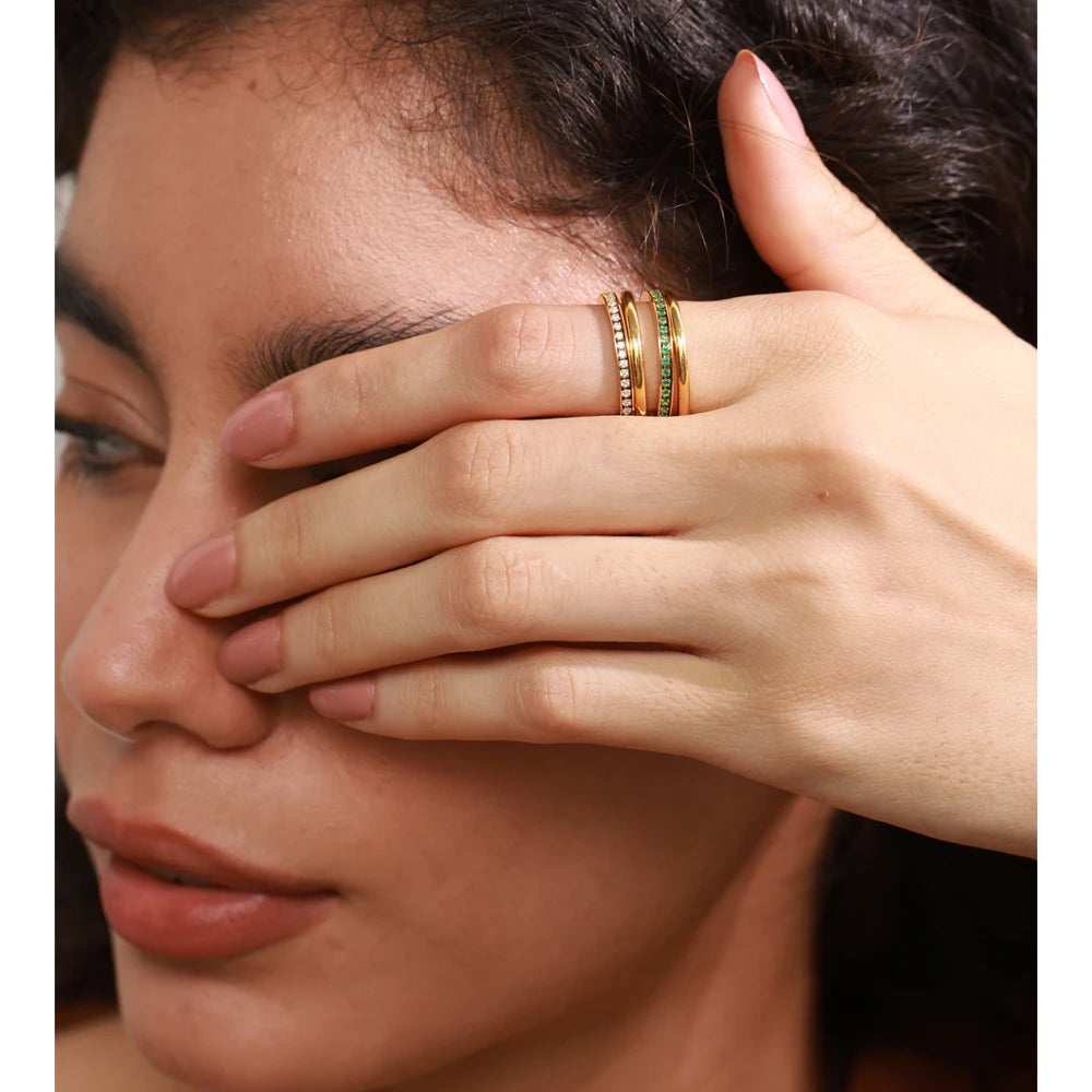 White cubic zirconia geometric ring in 18K gold-plated stainless steel with cubic zirconia.