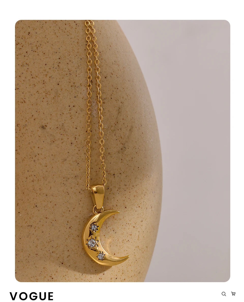 Cubic zirconia moon necklace in gold-plated stainless steel with cubic zirconia.