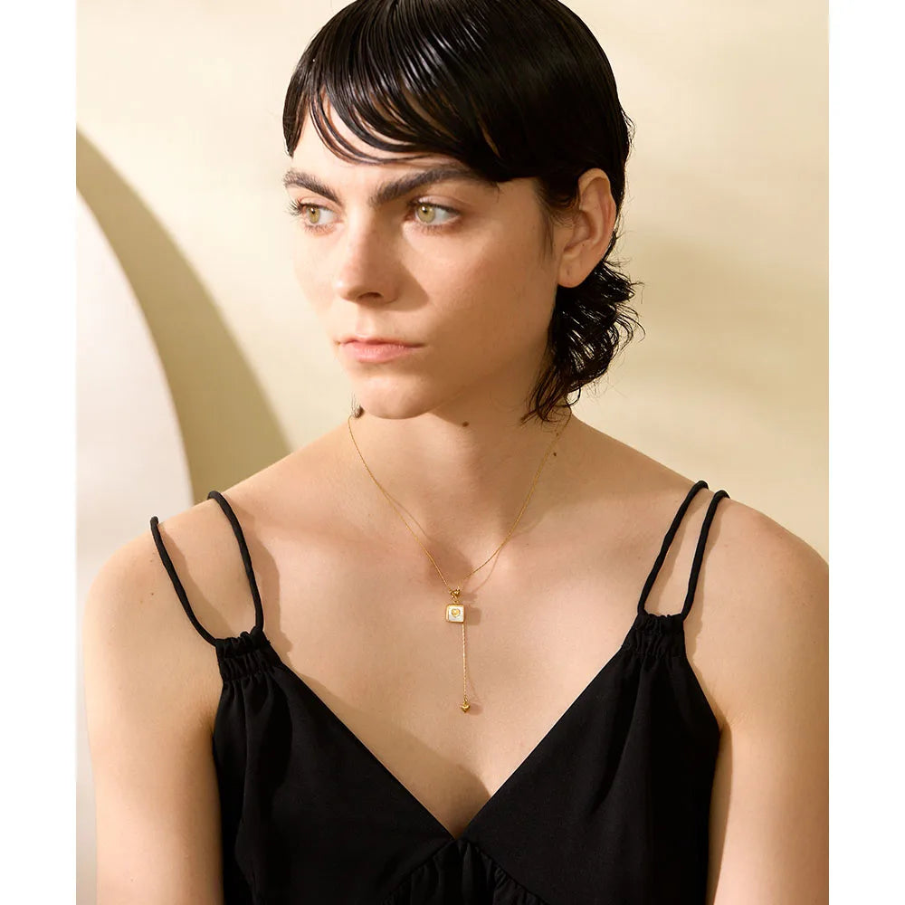 Shell heart geometric necklace in gold-plated stainless steel with shell.