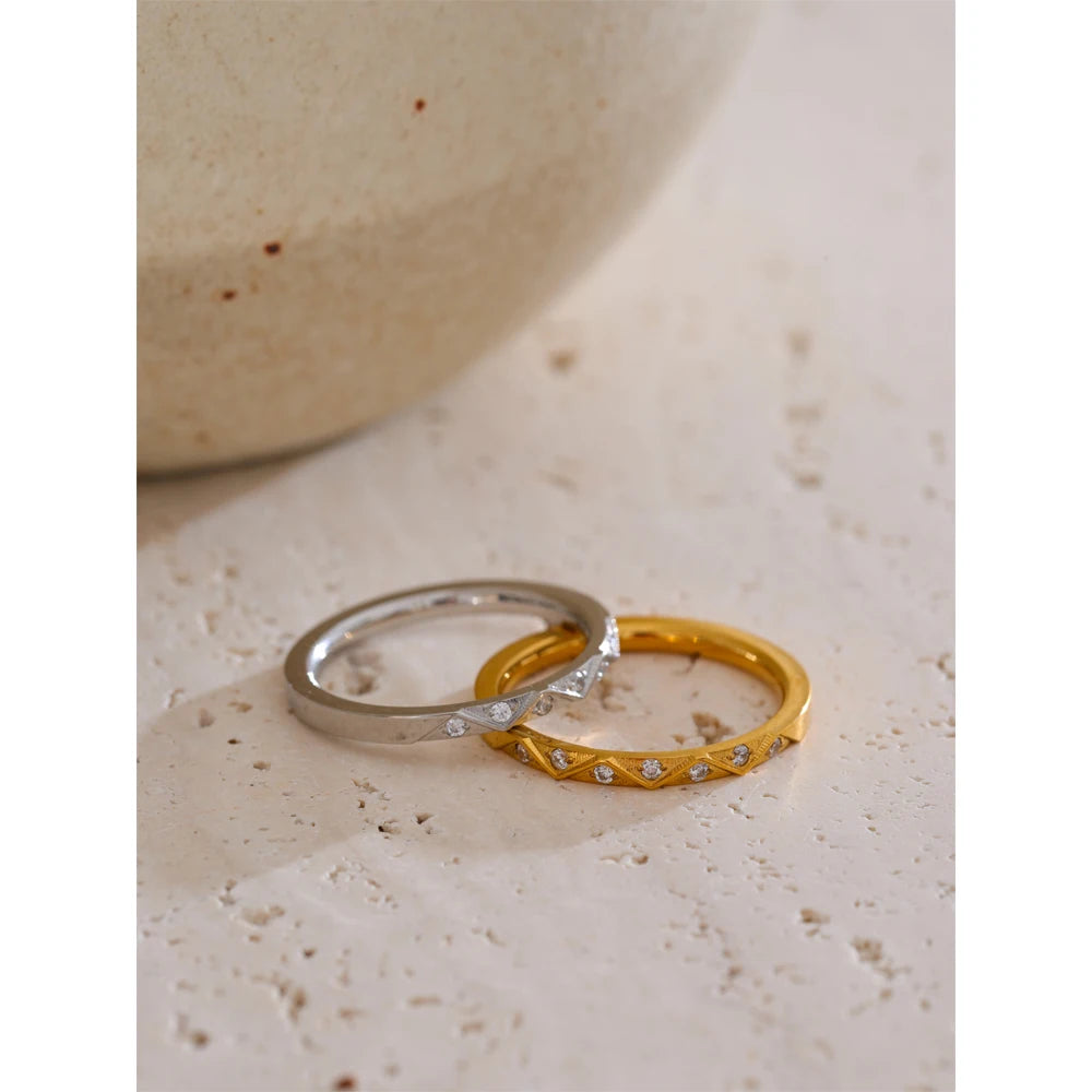 Cubic zirconia geometric ring in gold-plated stainless steel with cubic zirconia.