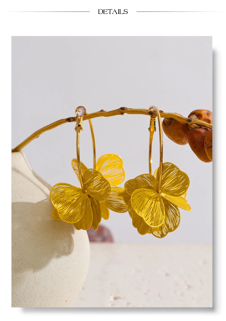 Flower earrings in gold-plated stainless steel.