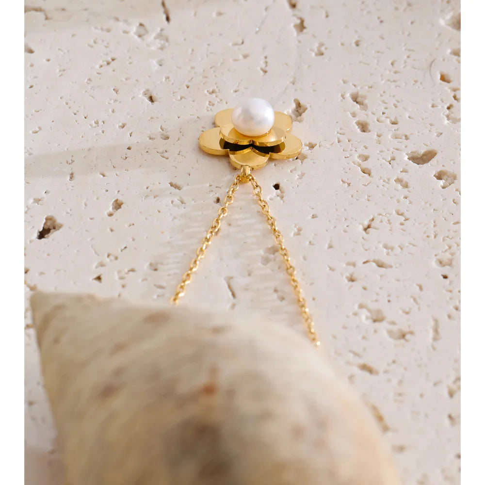Pearl flower necklace in gold-plated stainless steel with pearl.