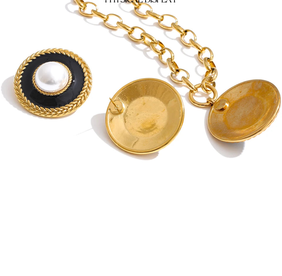 Pearl coin geometric earrings in gold-plated stainless steel with pearl.