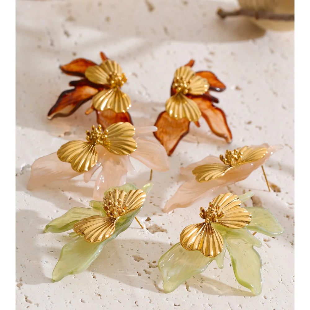 Resin acrylic earrings in gold-plated stainless steel with resin and acrylic.