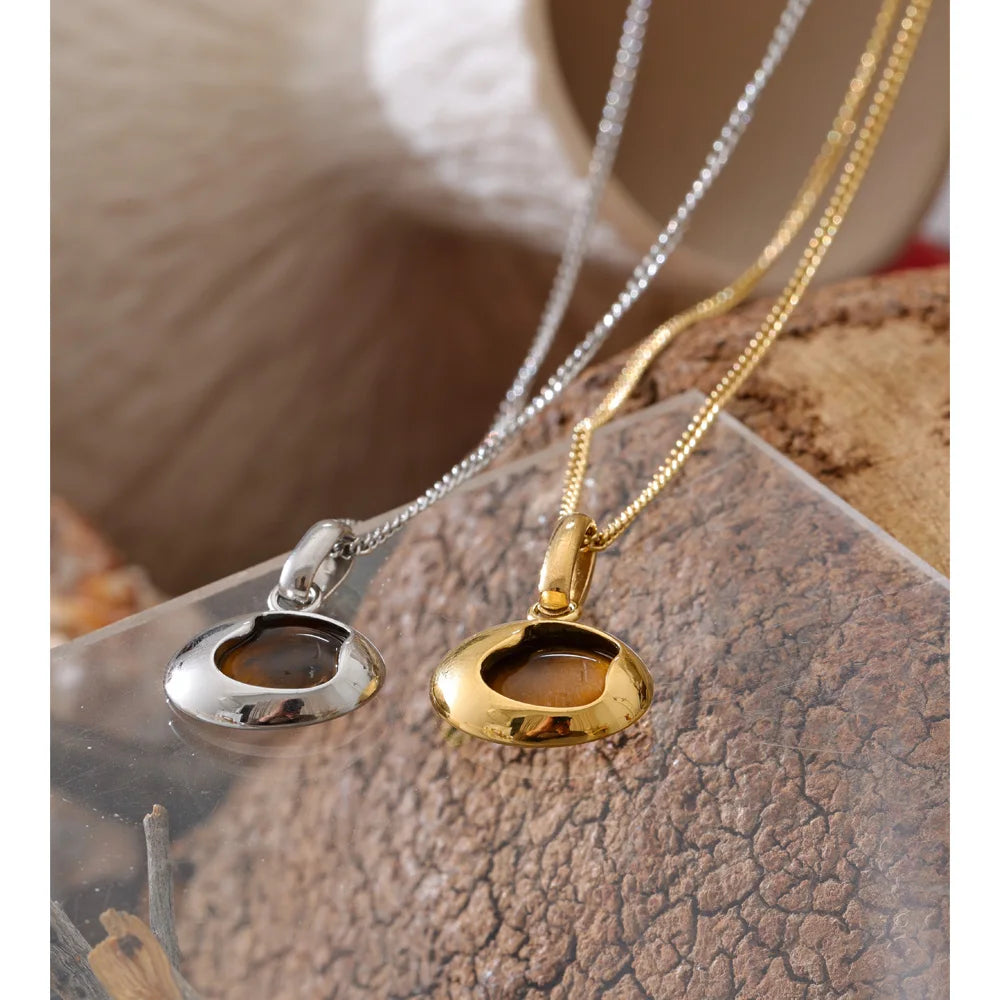 Natural stone geometric necklace in gold-plated stainless steel with natural stone.