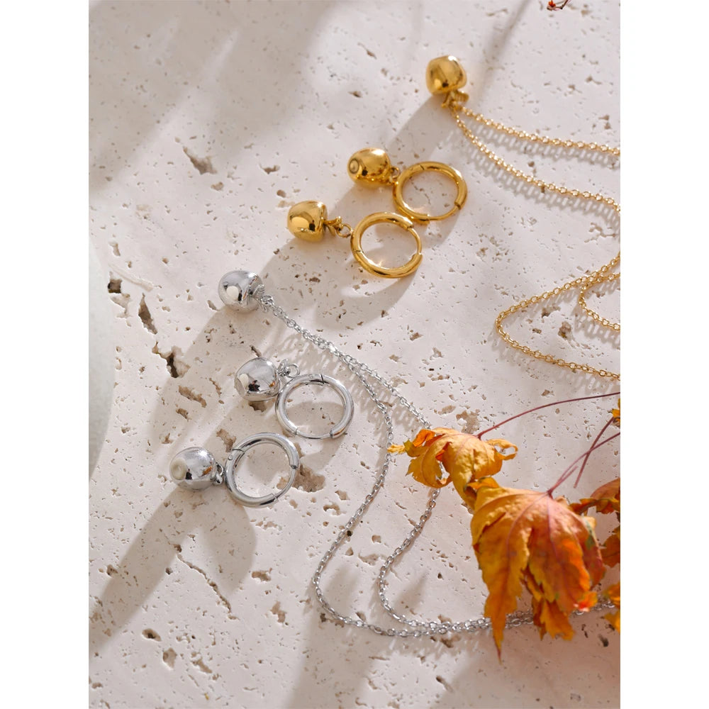 Geometric earrings in gold-plated stainless steel.