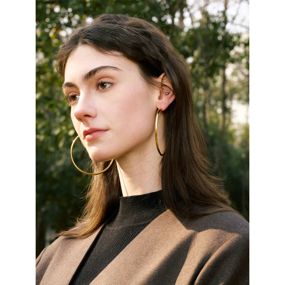 Minimalist geometric earrings in gold-plated stainless steel.