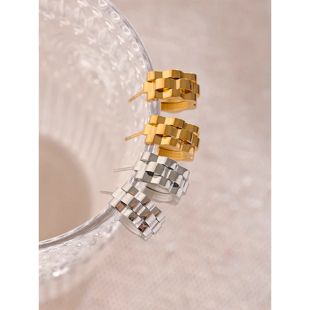Hammered geometric earrings in 18K gold-plated stainless steel.