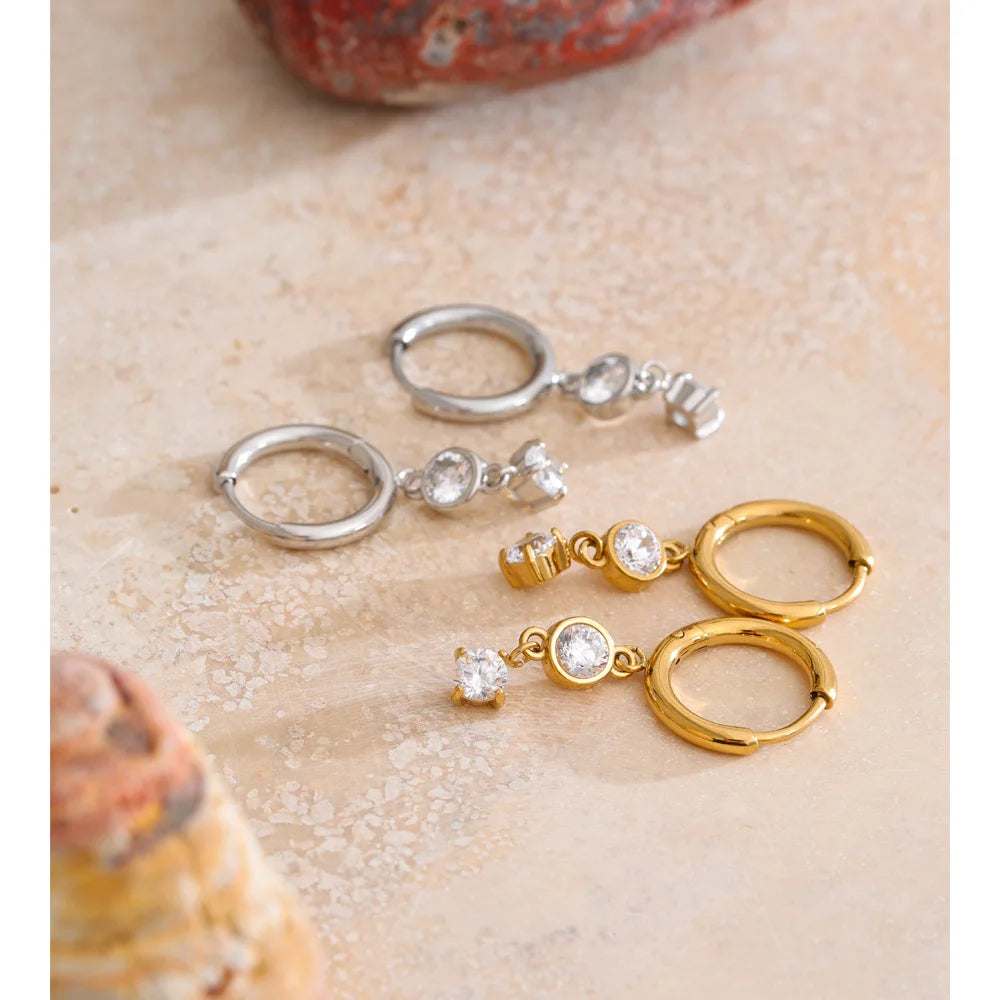 Cubic zirconia geometric earrings in gold-plated stainless steel with cubic zirconia.