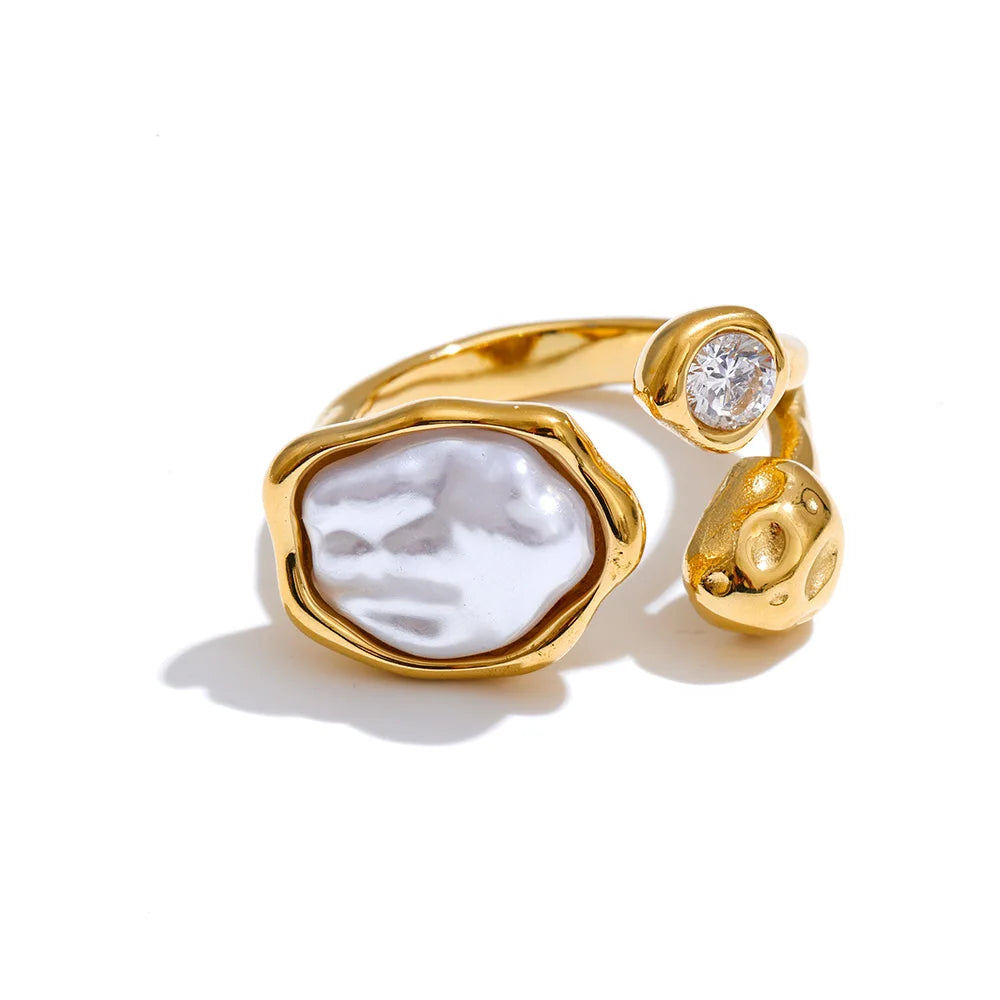 Cubic zirconia pearl geometric ring in gold-plated stainless steel with pearl and cubic zirconia.