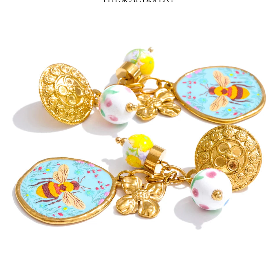 Flower earrings in gold-plated stainless steel.