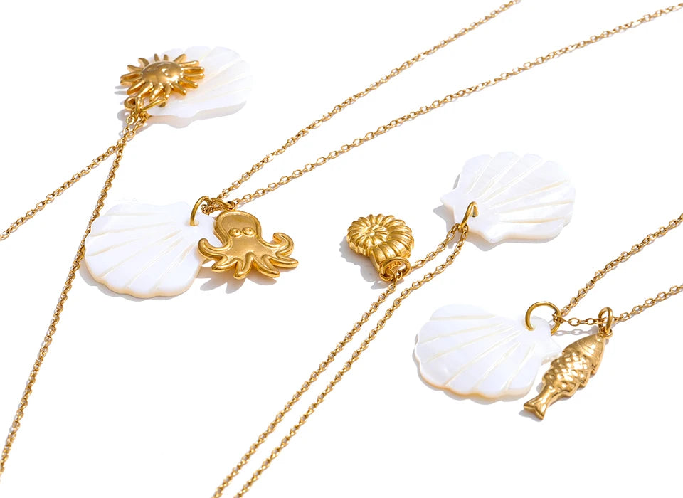 Shell star geometric necklace in gold-plated stainless steel with shell.