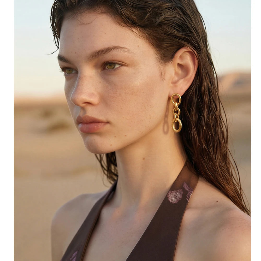 Geometric layered earrings in gold-plated stainless steel.