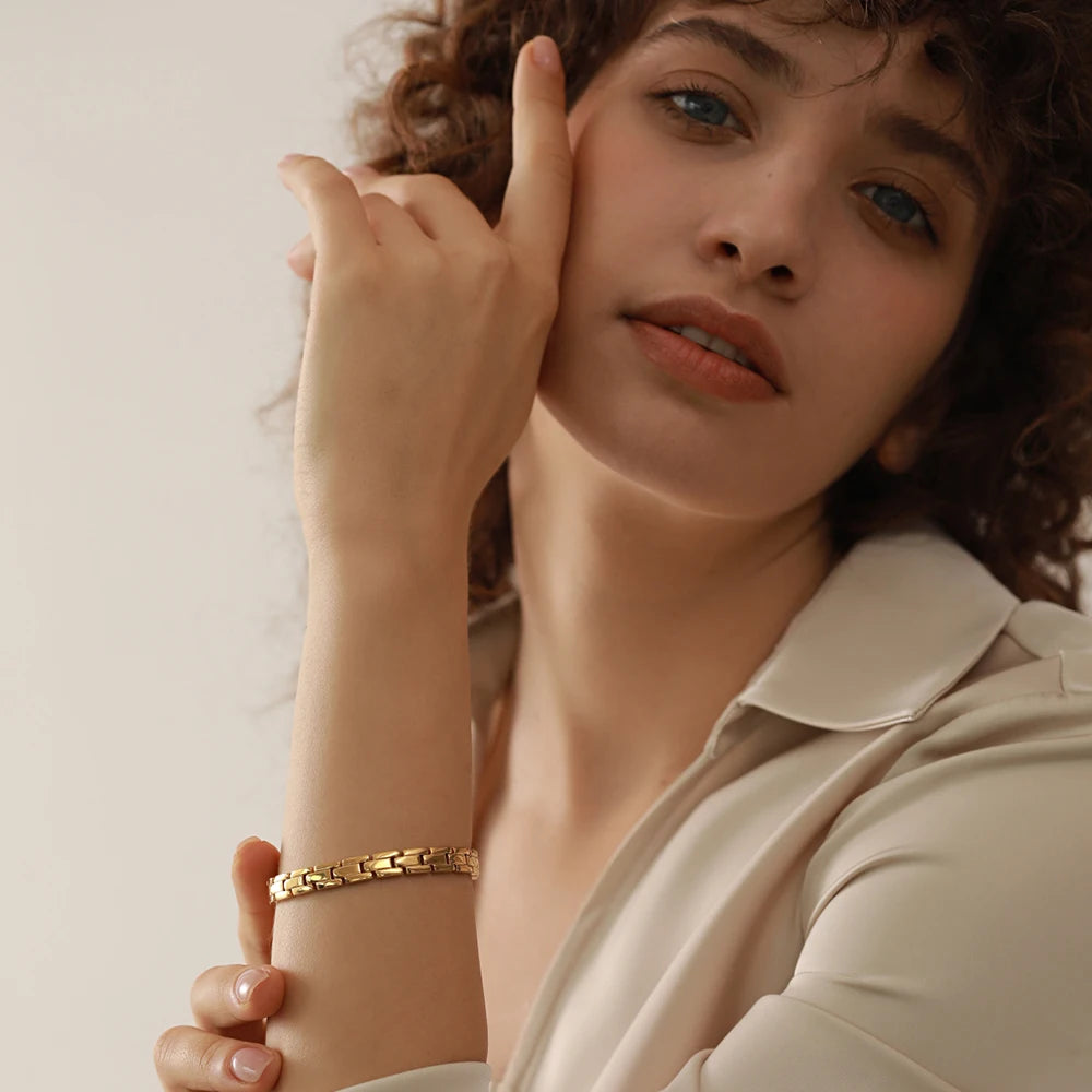 Geometric chain necklace in gold-plated 316L stainless steel.