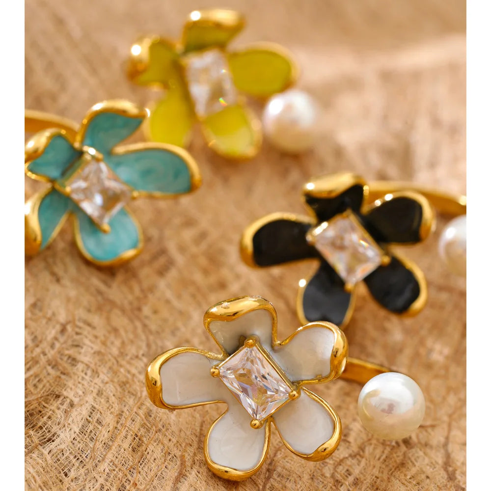Cubic zirconia enamel flower ring in gold-plated stainless steel with cubic zirconia and enamel.
