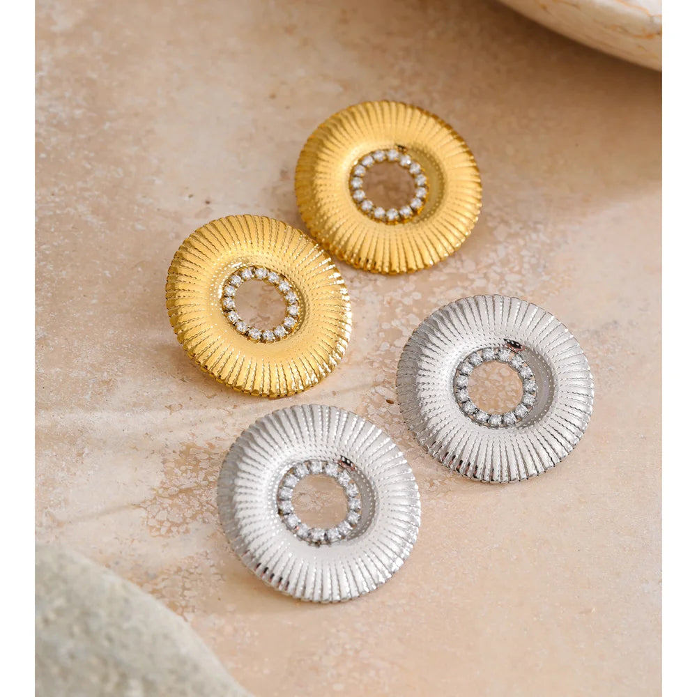 Cubic zirconia geometric earrings in gold-plated stainless steel with cubic zirconia.