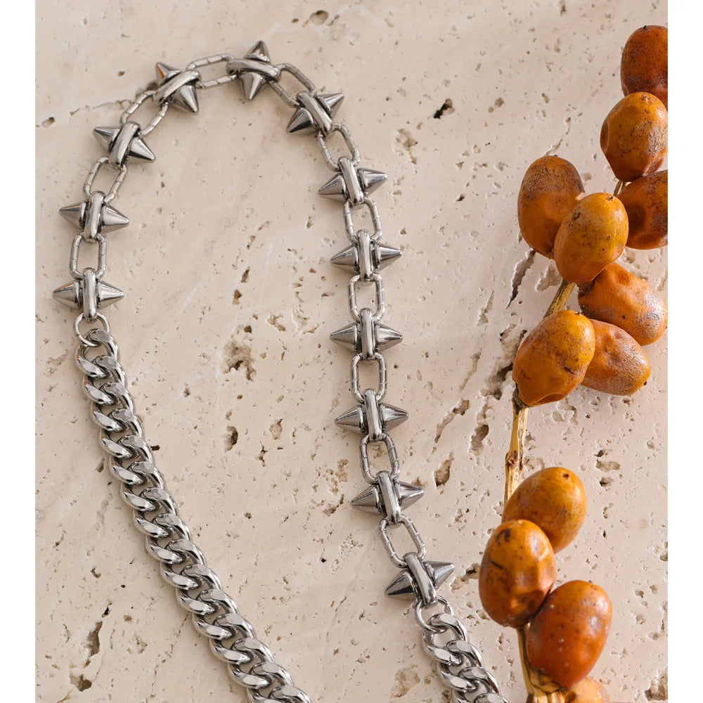 Vintage geometric chain necklace in gold-plated stainless steel.
