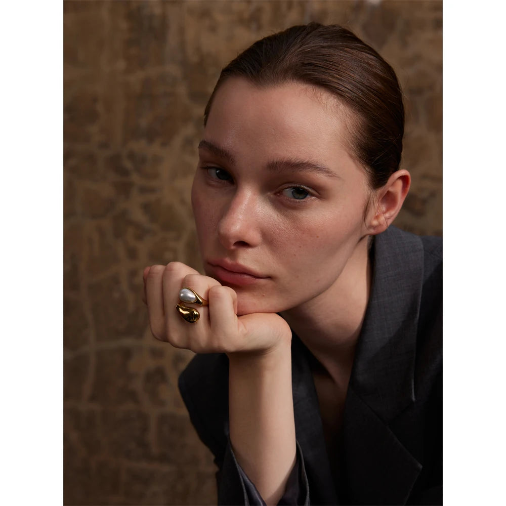 Pearl geometric ring in gold-plated stainless steel with pearl.