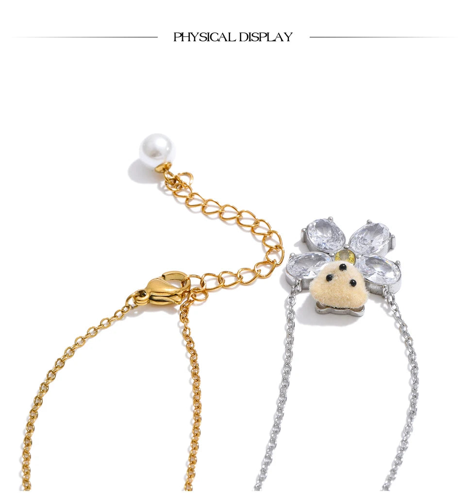 Cubic zirconia flower necklace in gold-plated stainless steel with cubic zirconia.
