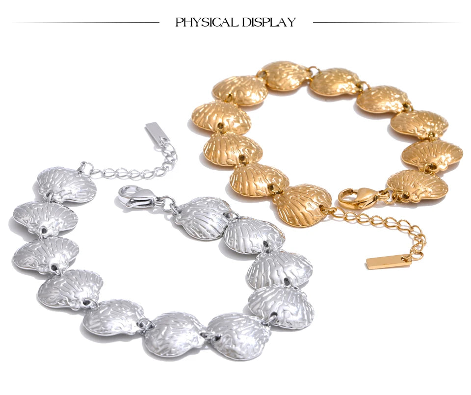 Shell hammered geometric necklace in gold-plated stainless steel with shell.