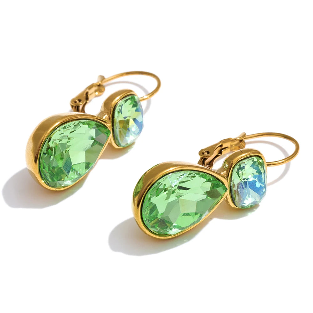 Crystal geometric earrings in gold-plated stainless steel with crystal.