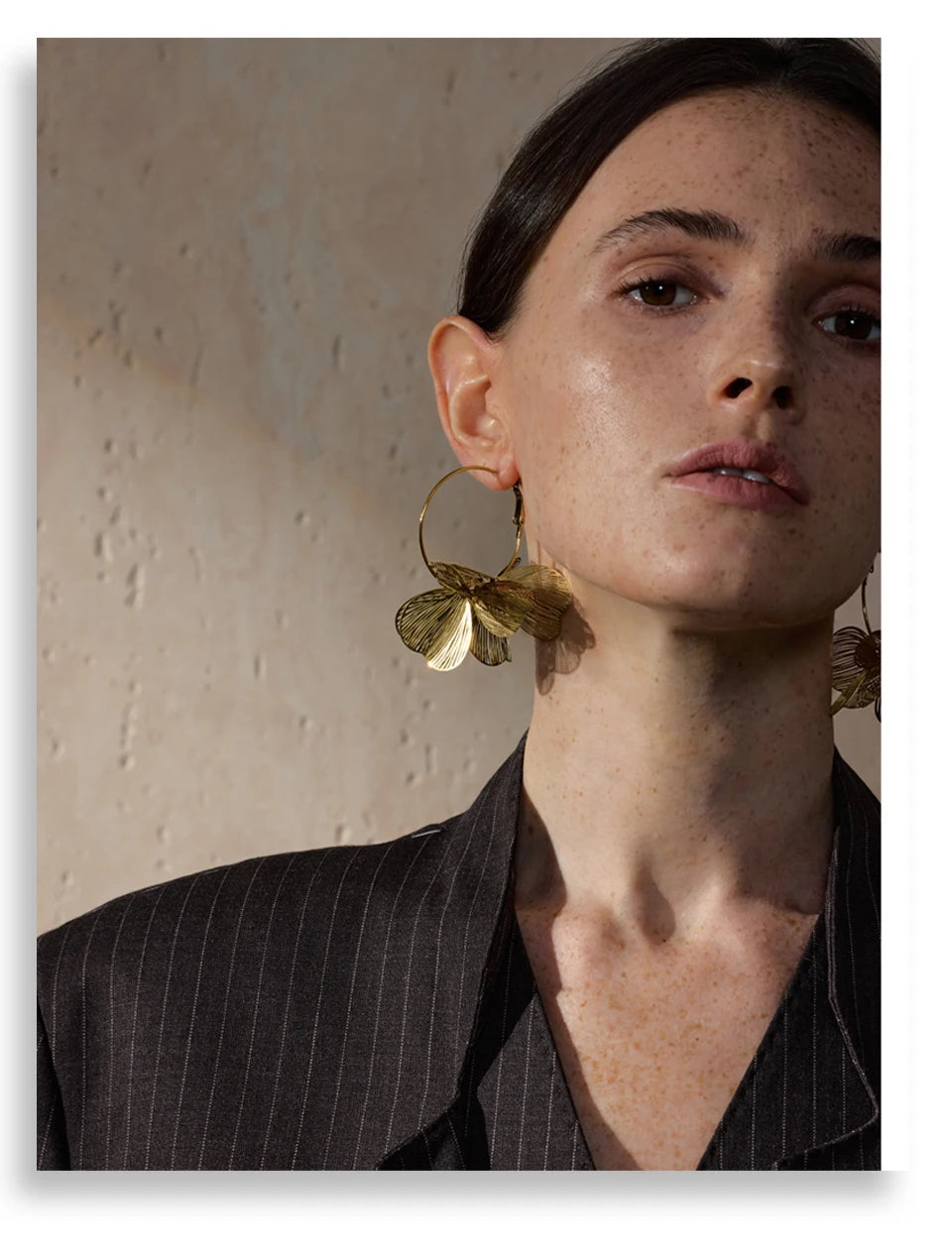 Flower geometric earrings in gold-plated stainless steel.