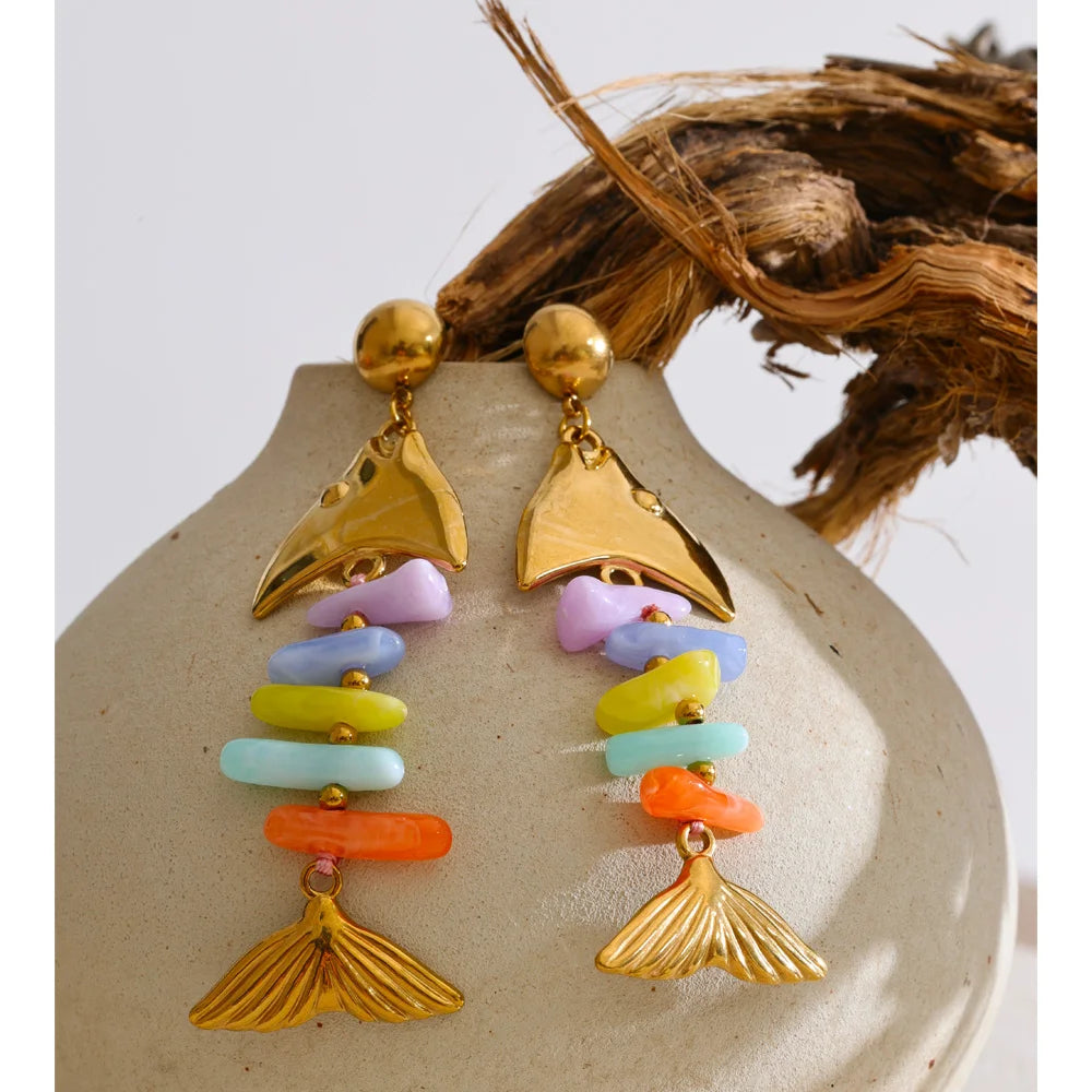 Resin multi-color geometric earrings in gold-plated stainless steel with resin.