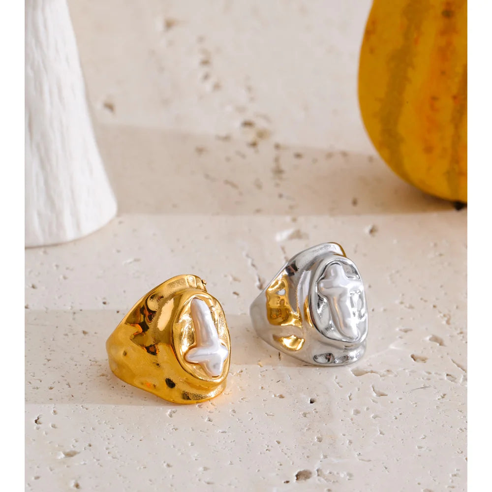 Pearl cross geometric ring in 18K gold-plated stainless steel with pearl.