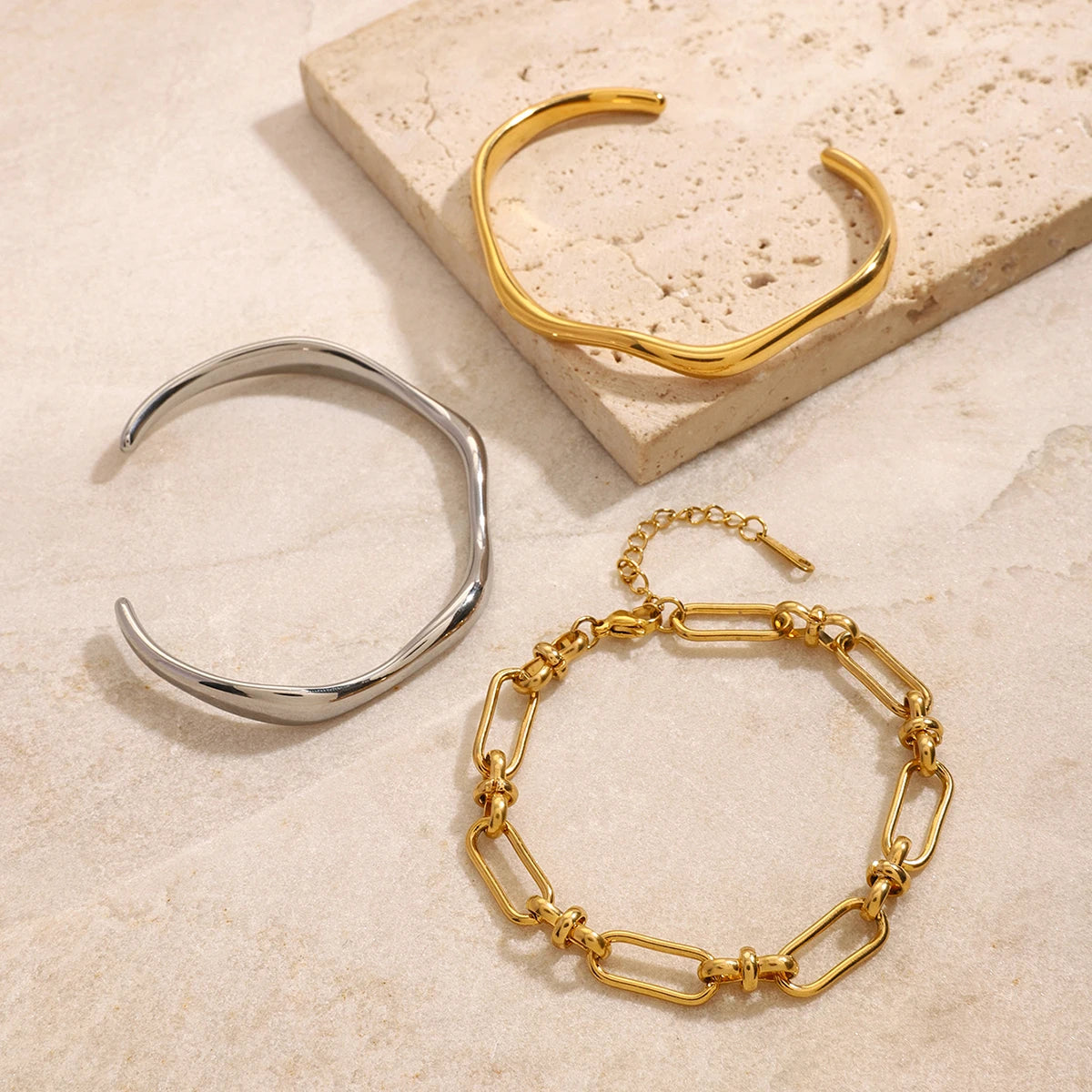 Wavy Cuff Chain Bracelet — 18K Gold Plated · PA005