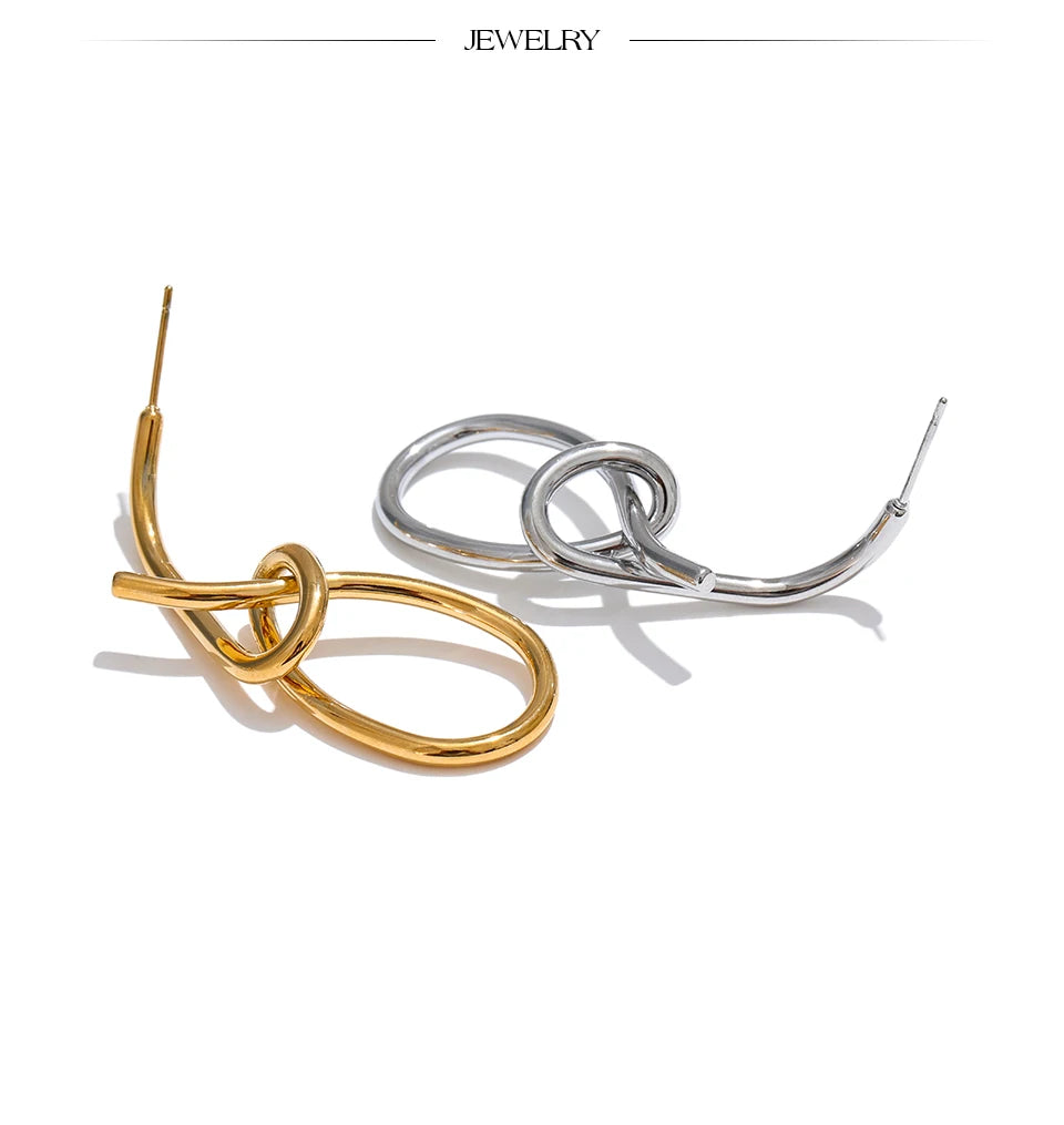 Geometric earrings in gold-plated stainless steel.