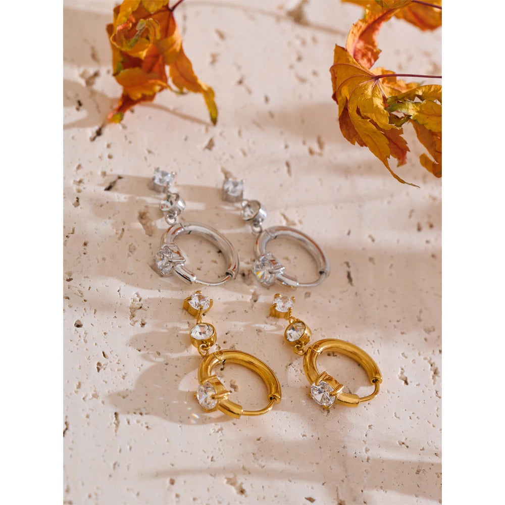 Cubic zirconia geometric earrings in gold-plated stainless steel with cubic zirconia.