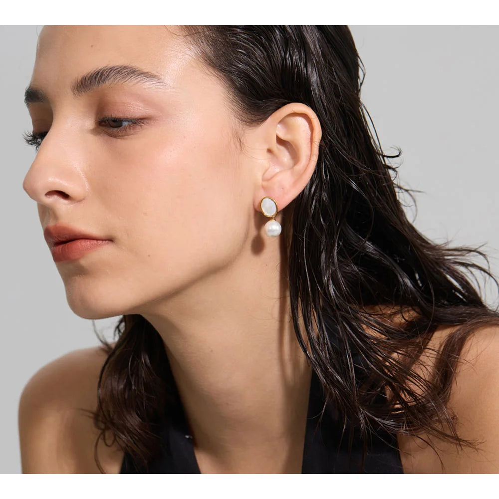 Pearl shell geometric earrings in gold-plated stainless steel with pearl and shell.