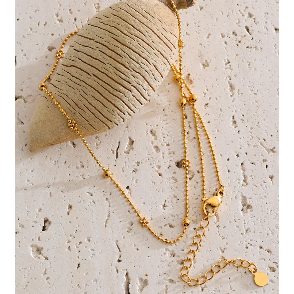 Geometric chain necklace in gold-plated stainless steel.