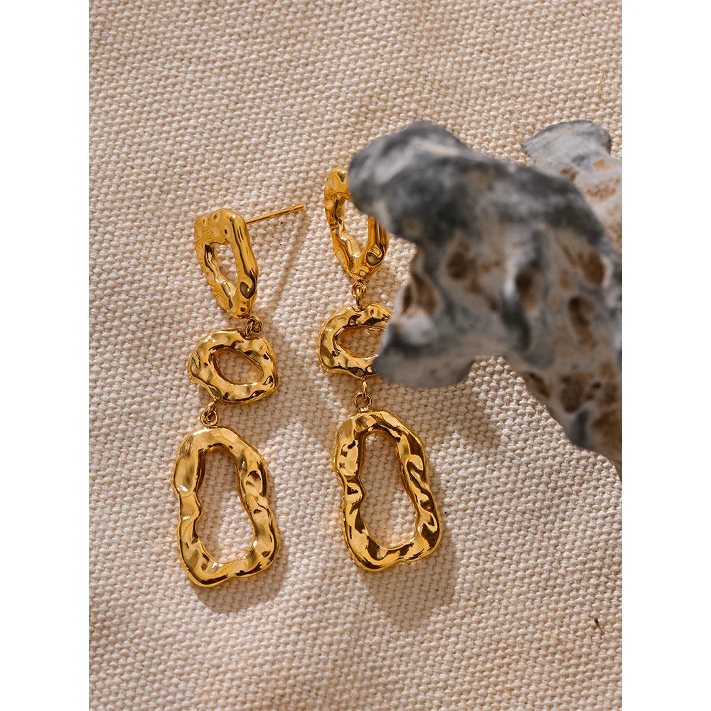 Geometric earrings in gold-plated 316L stainless steel.