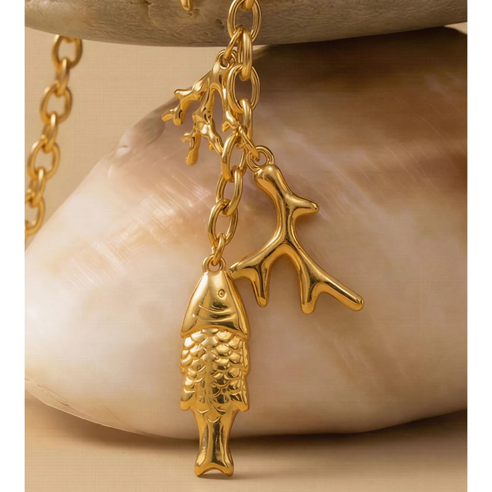 Cubic zirconia shell geometric necklace in gold-plated stainless steel with cubic zirconia and shell.