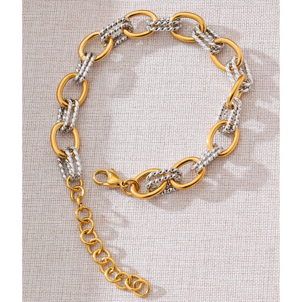 Geometric chain necklace in gold-plated stainless steel.