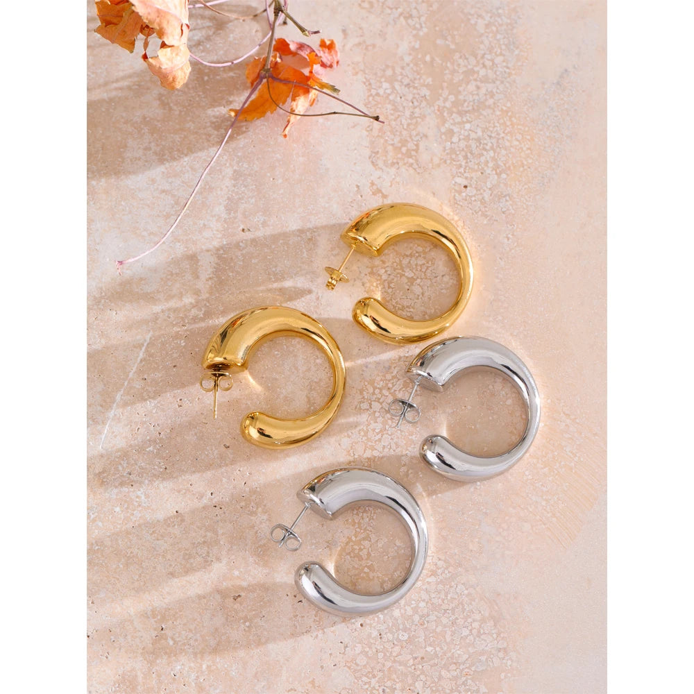 Minimalist geometric earrings in gold-plated stainless steel.