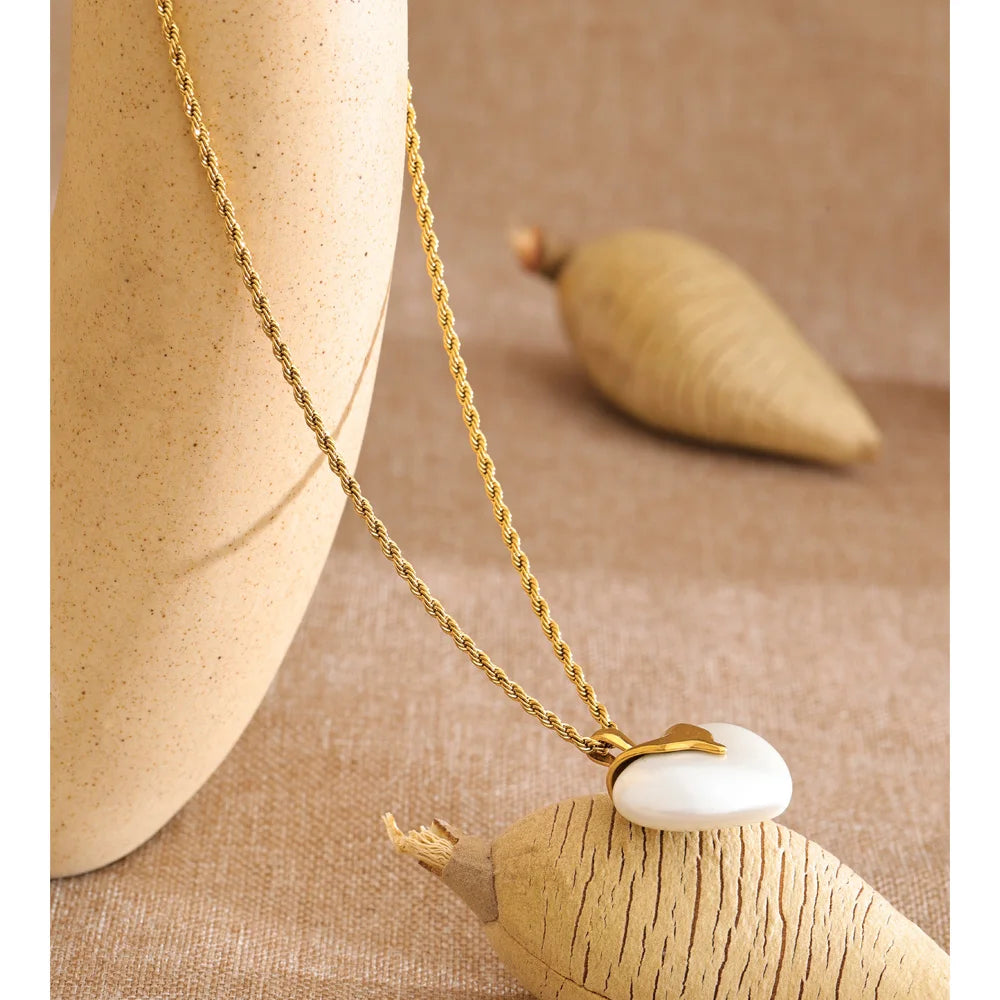 Pearl heart necklace in gold-plated stainless steel with pearl.