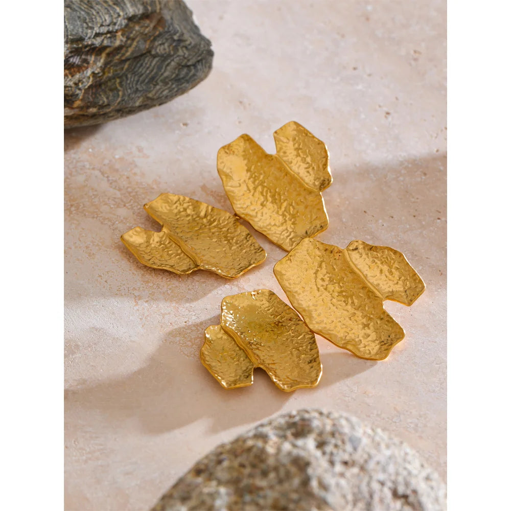 Hammered geometric earrings in gold-plated stainless steel.