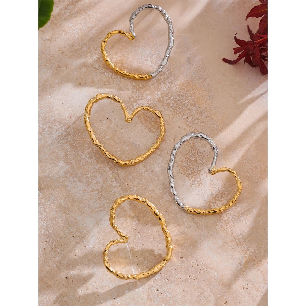 Heart minimalist earrings in gold-plated stainless steel.