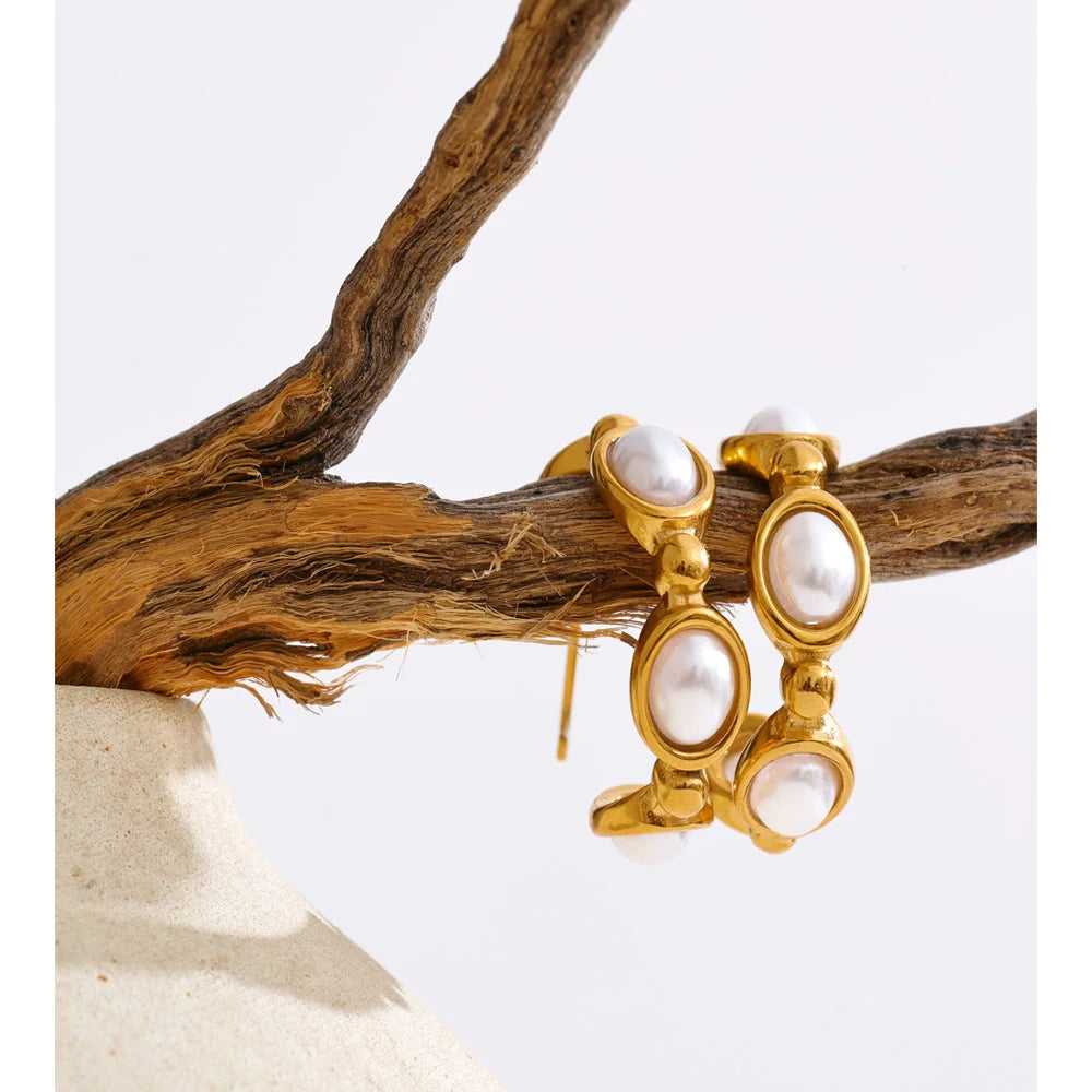 Pearl geometric earrings in gold-plated stainless steel with pearl.