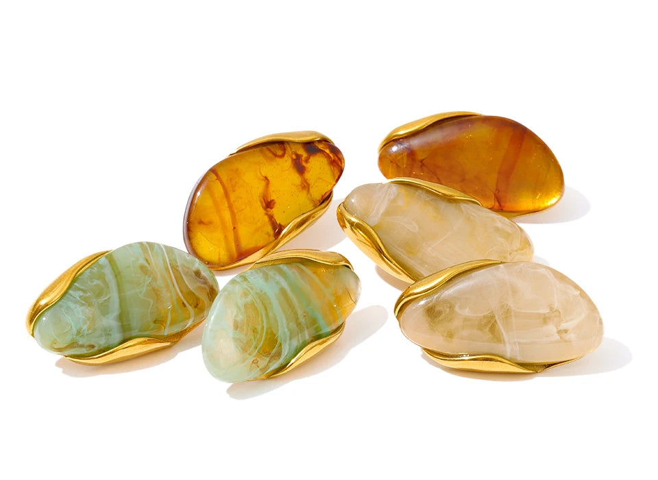 Resin geometric earrings in gold-plated stainless steel with resin.