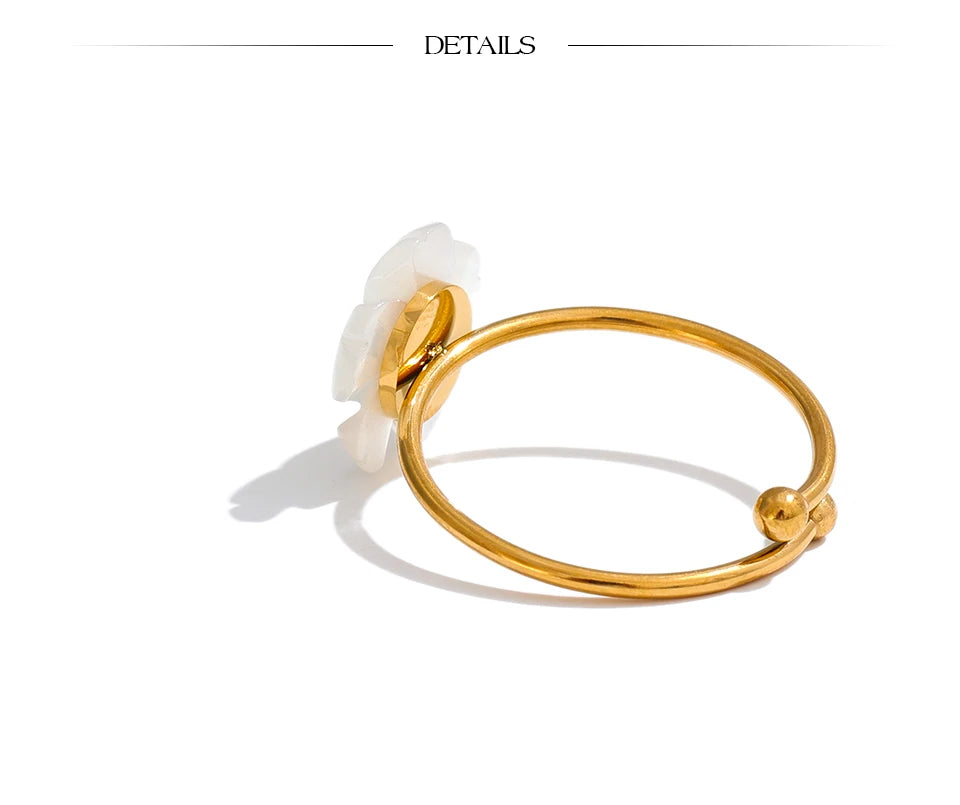 Shell flower geometric ring in 18K gold-plated stainless steel with shell.