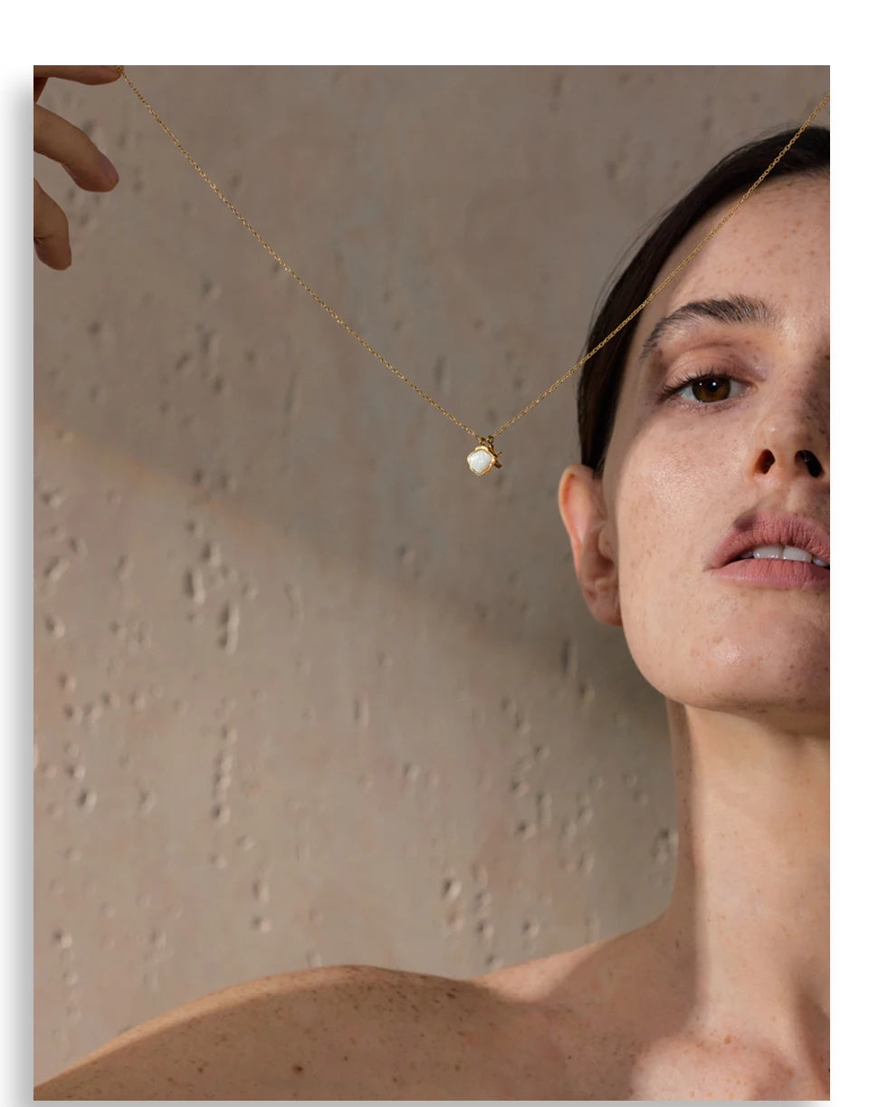Shell star geometric necklace in gold-plated stainless steel with shell.